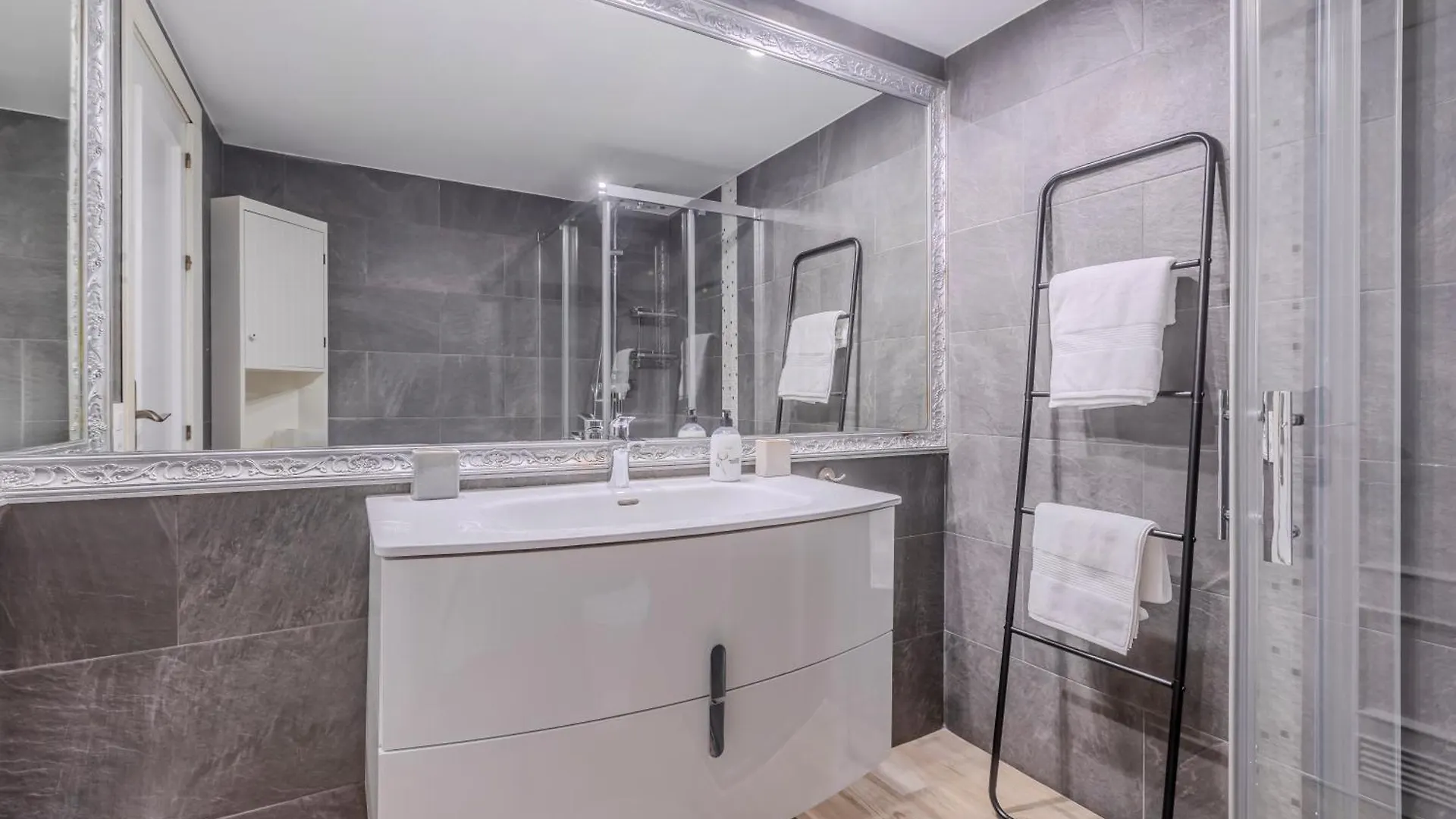 2 Bedroom Amazing Views Golf And Pool Marbella Appartamento